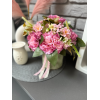 Welurowy flowerbox pistacja z bukietem gożdzików